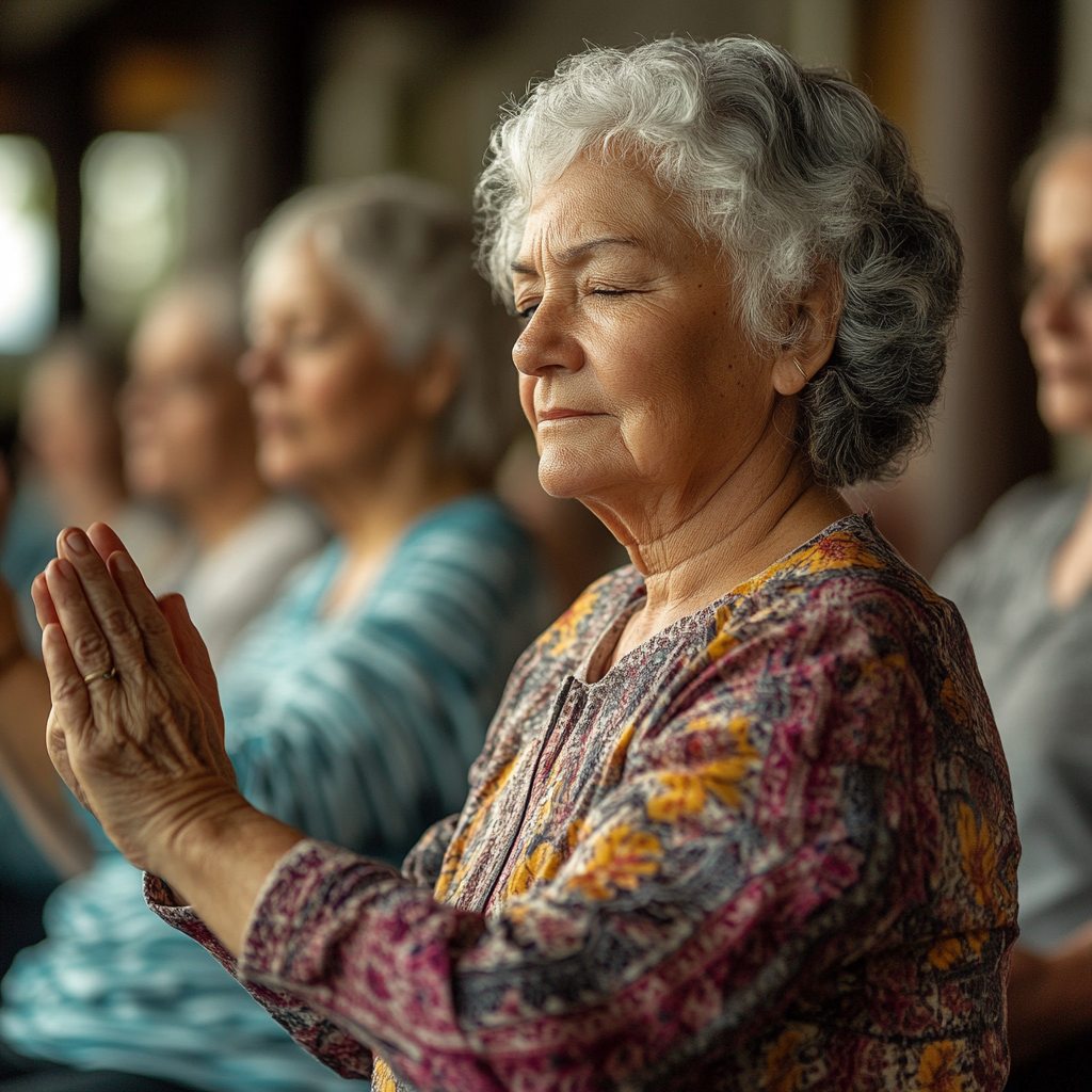 Група людей старшого віку практикує йогу разом